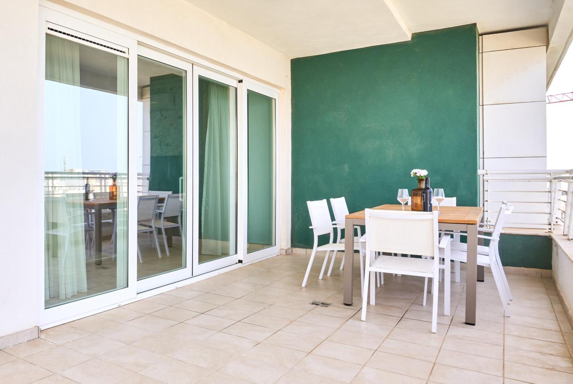 Stunning 3-Bedroom Seaview Retreat In Fort Cambridge Sliema Luaran gambar