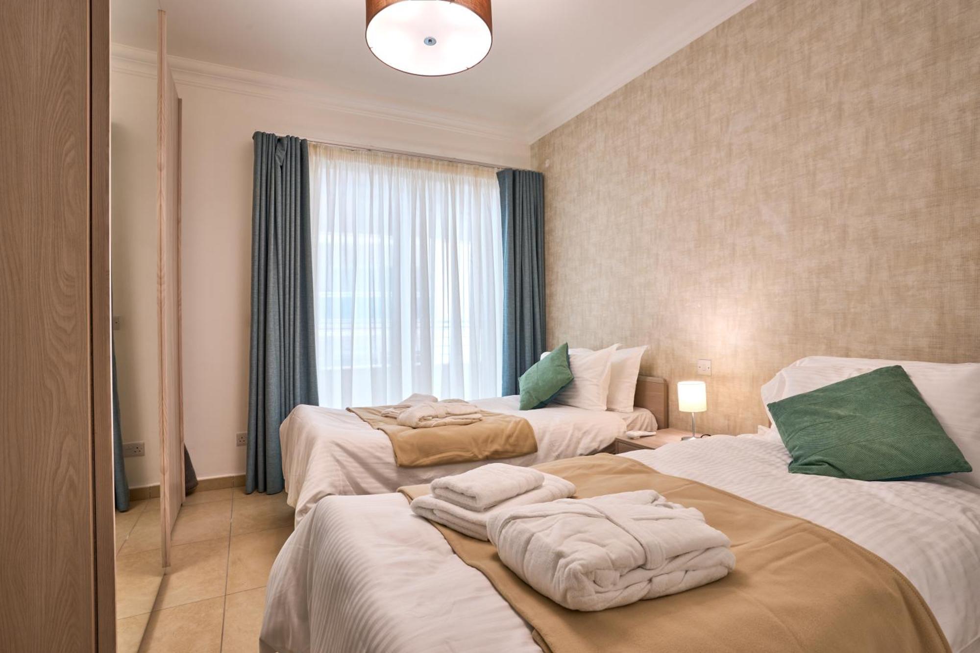 Stunning 3-Bedroom Seaview Retreat In Fort Cambridge Sliema Luaran gambar