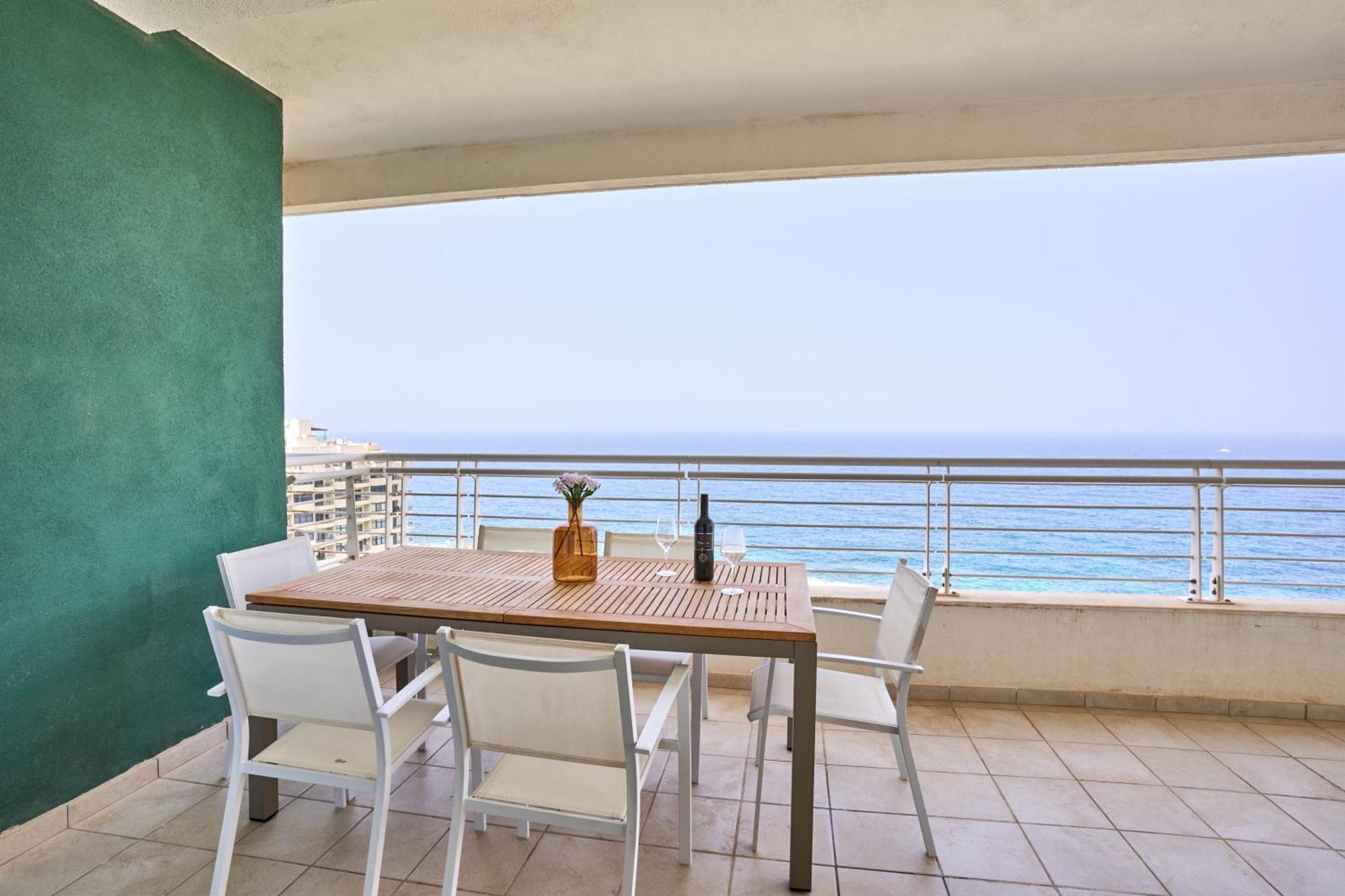 Stunning 3-Bedroom Seaview Retreat In Fort Cambridge Sliema Luaran gambar