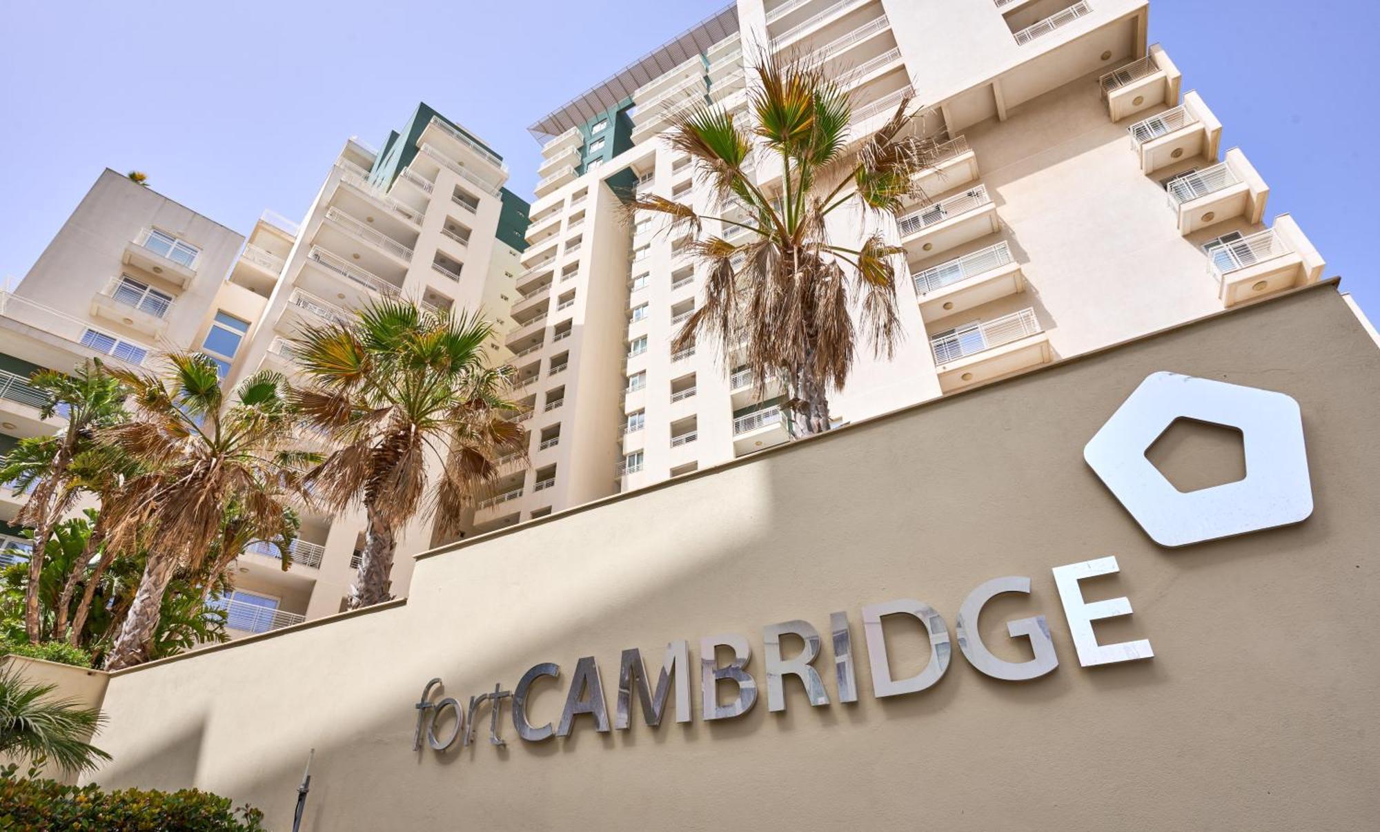 Stunning 3-Bedroom Seaview Retreat In Fort Cambridge Sliema Luaran gambar