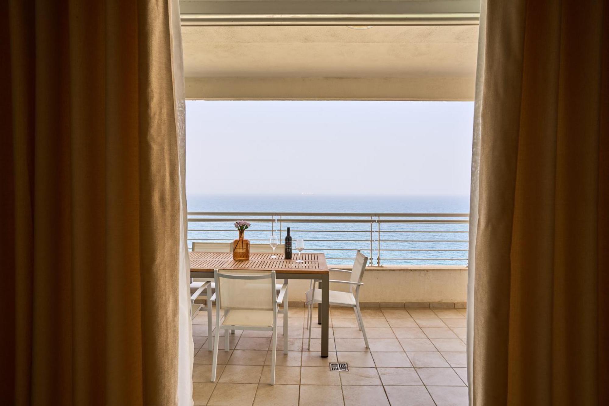 Stunning 3-Bedroom Seaview Retreat In Fort Cambridge Sliema Luaran gambar