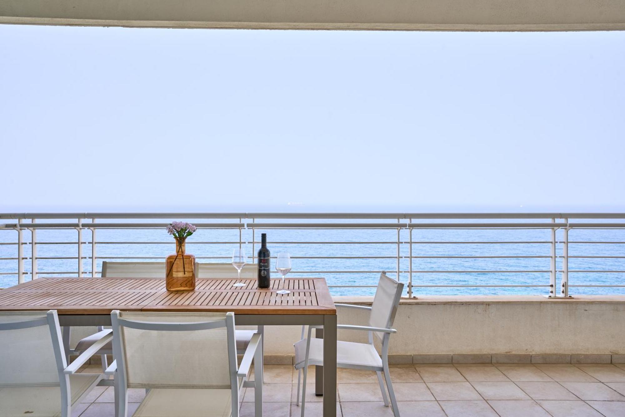 Stunning 3-Bedroom Seaview Retreat In Fort Cambridge Sliema Luaran gambar