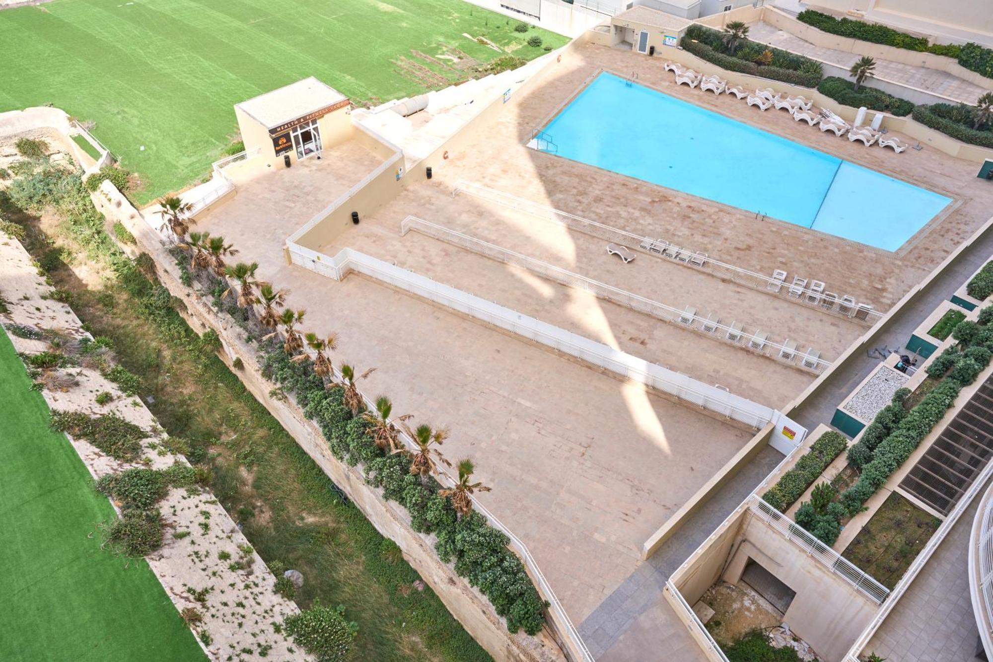 Stunning 3-Bedroom Seaview Retreat In Fort Cambridge Sliema Luaran gambar