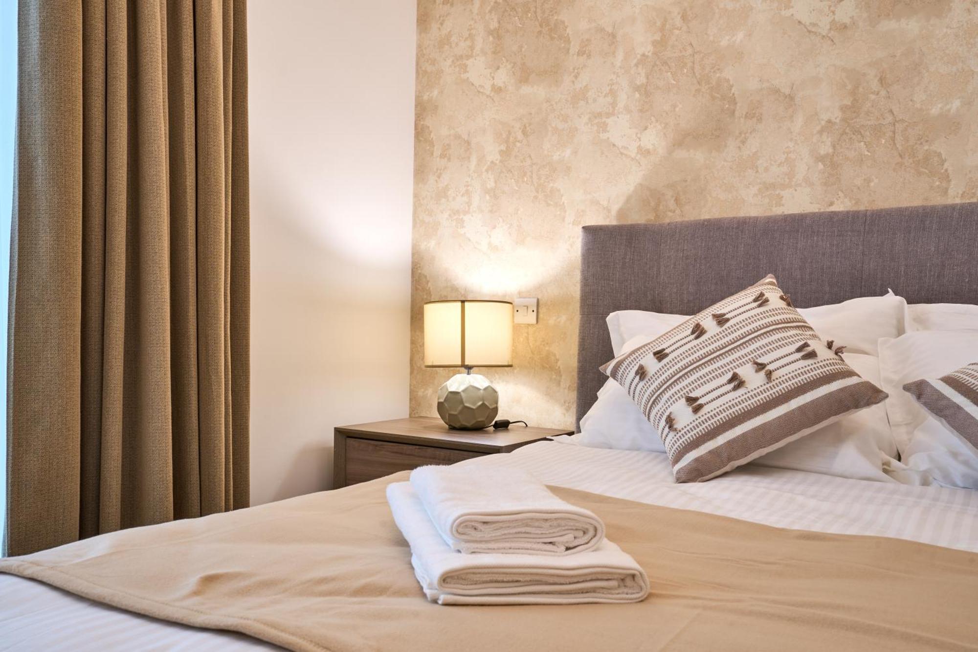 Stunning 3-Bedroom Seaview Retreat In Fort Cambridge Sliema Luaran gambar